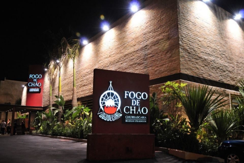 Imagem da fachada da churrascarias Fogo de Chão, em foto tirada à noite - Metrópoles