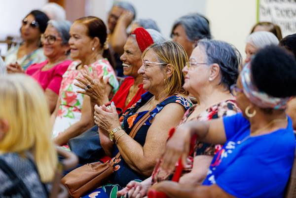 Na imagem com cor, mulheres idosas que foram selecionadas para projeto do Sesc - Metrópoles