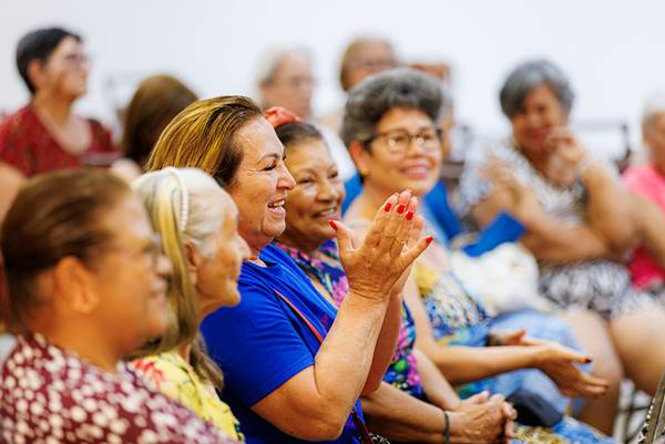 Na imagem com cor, mulheres idosas que foram selecionadas para projeto do Sesc - Metrópoles