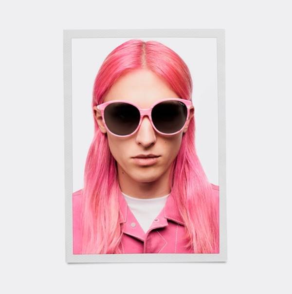 Em polaroid, modelo de cabelo rosa posa com óculos escuros - Metrópoles