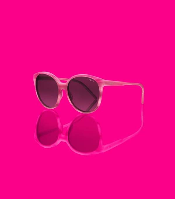 Óculos de sol em fundo rosa - Metrópoles