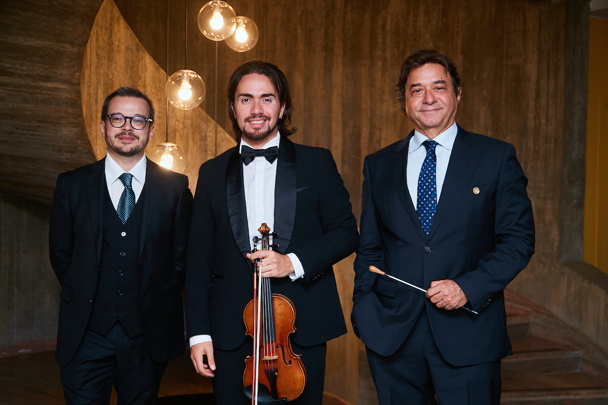 O primeiro conselheiro da embaixada: Federico Ciattaglia com o violinista Giuseppe Gibboni e o Maestro Claudio Cohen