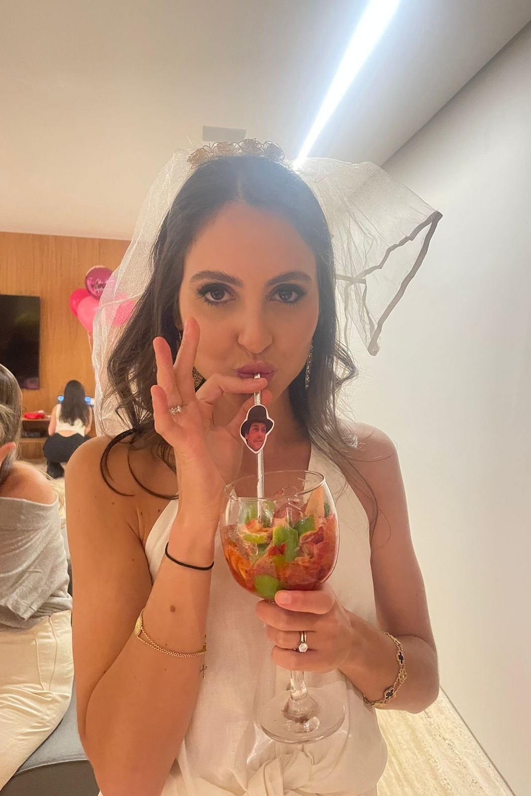 Sylvia Venâncio celebra chá de lingerie com as amigas no Lago Sul