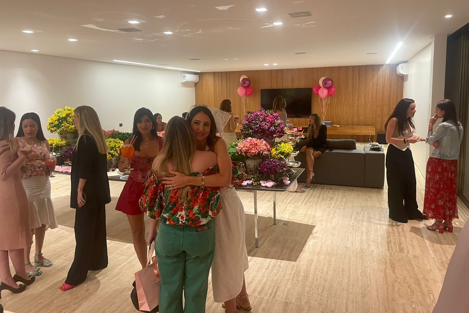 Sylvia Venâncio celebra chá de lingerie com as amigas no Lago Sul