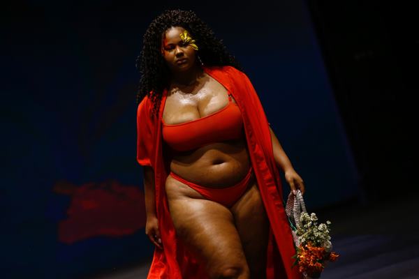 Modelo plus size desfilando de biquini vermelho em passarela - Meetrópoles