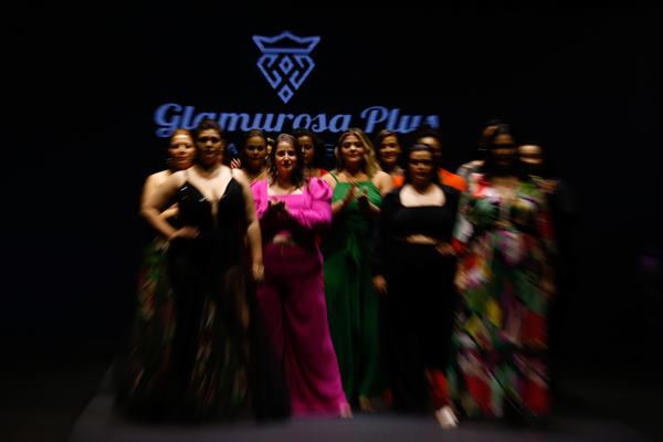 Grupo de modelos posam em fila final de desfile - Metrópoles