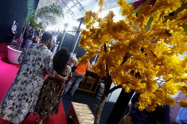 Ipê amarelo posicionado em feira de moda - Metrópoles