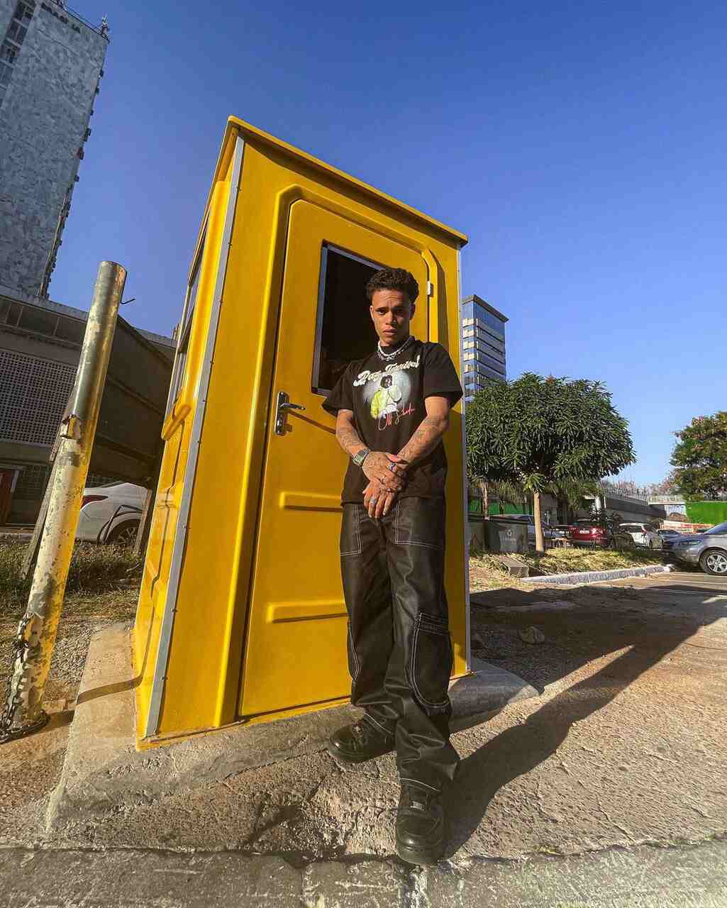 N imagem com cor, um homem posando para a foto - Metrópoles