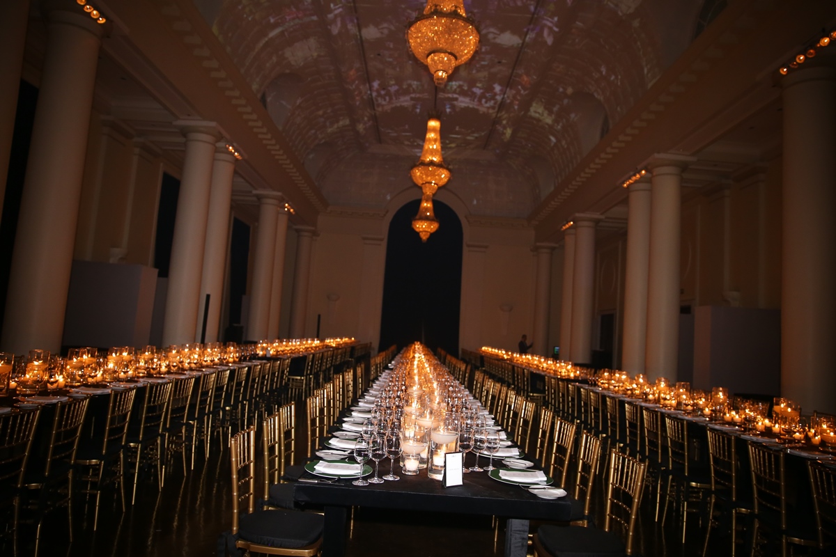 Espaço amplo do Copacabana Palace. As mesas estão decoradas com várias velas - Metrópoles