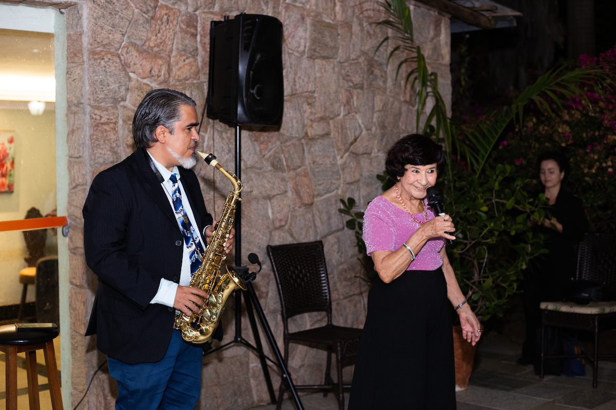 Matilde Torres canta acompanhada do Luno Sax