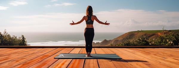 Modelo praticando yoga em fundo paradisíaco - Metrópoles