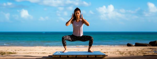 Modelo praticando yoga em fundo paradisíaco - Metrópoles