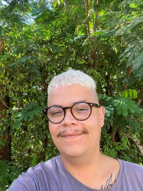 NA imagem com cor, a foto de um homem branco de cabelo platinado - Metrópoles