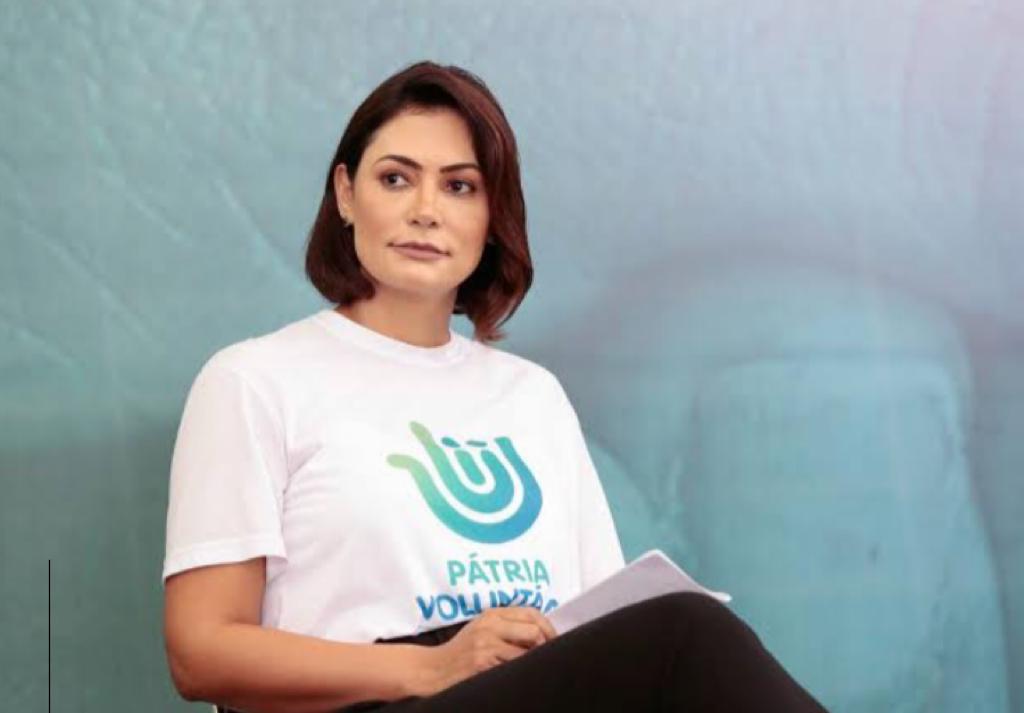 Michelle Bolsonaro posta versículo bíblico após operação contra marido