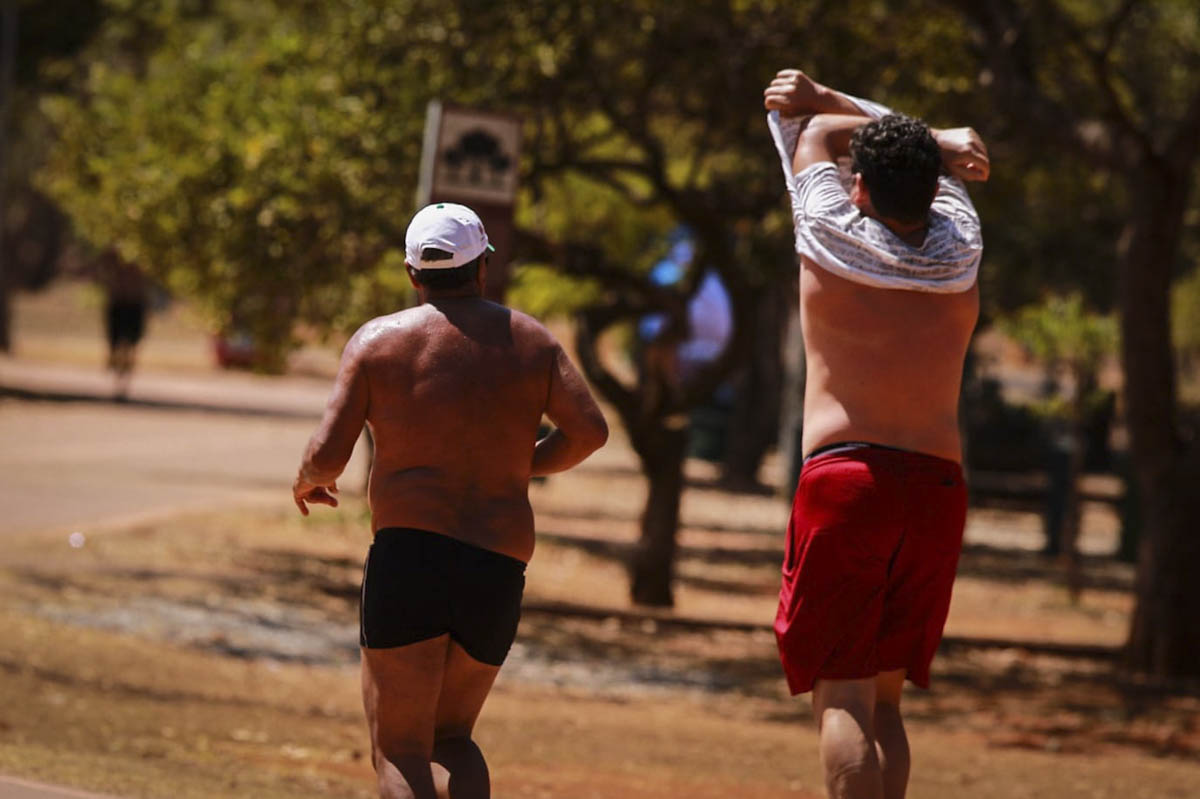 Imagem de pessoas correndo no calor - Metrópoles