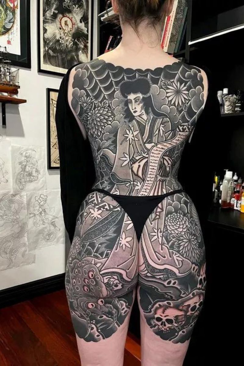 Mulher com enorme tatuagem diz sofrer com comentários depreciativos |  Metrópoles