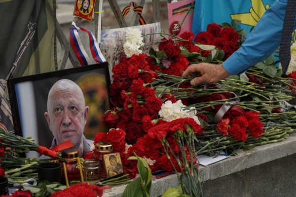 imagem colorida mostra quadro de Prigozhin, líder do grupo Wagner, em meio a rosas em tributo a sua morte - Metrópoles