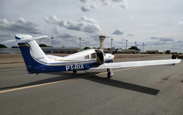 foto colorida de aviao com ouro em goias