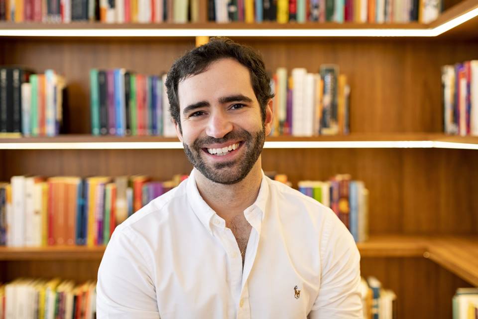 Foto colorida de Pedro Pacífico sorrindo - Metrópoles