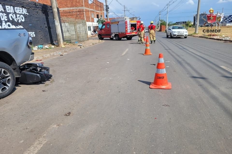 via com cones dos bombeiros, uma hilux e uma moto no chão