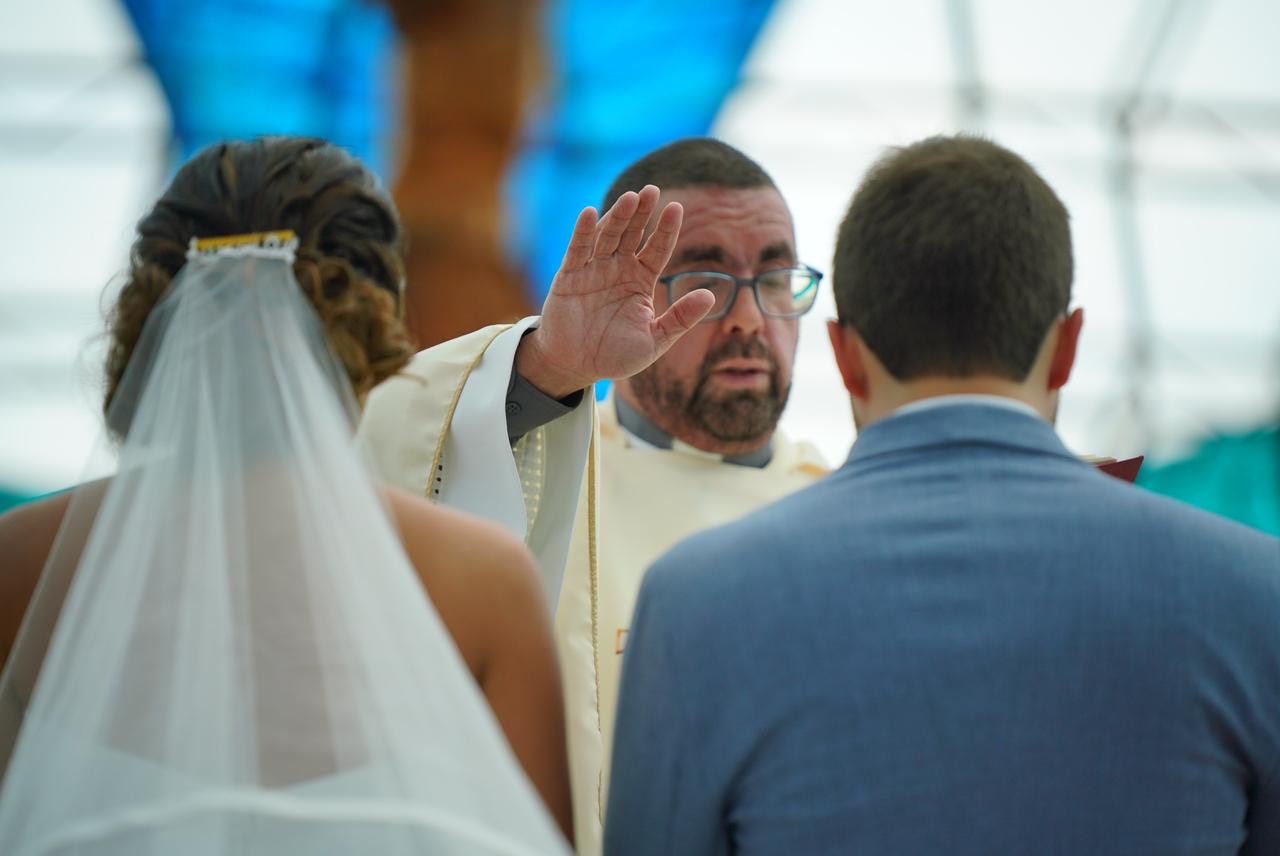 Padre Cristiano abençoa o casal