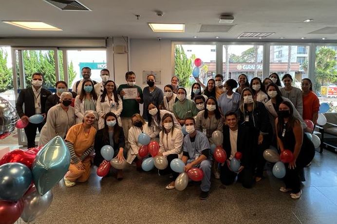 Foto de médicos com paciente de transplante de coração em hospital - Metrópoles