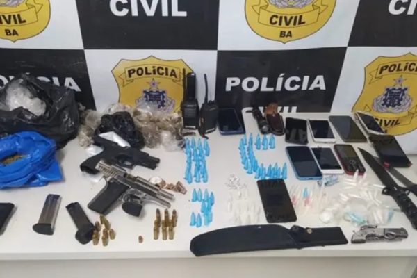 Imagem colorida mostra objetos apreendidos com Autores de chacina na Bahia são mortos em confronto com a polícia - Metrópoles