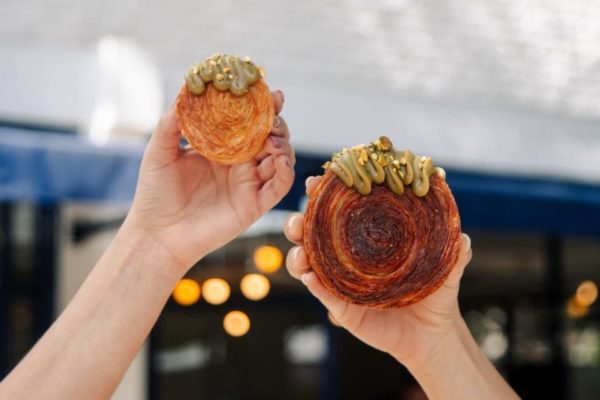 Foto colorida de dois croissants redondo com cobertura - Metrópoles