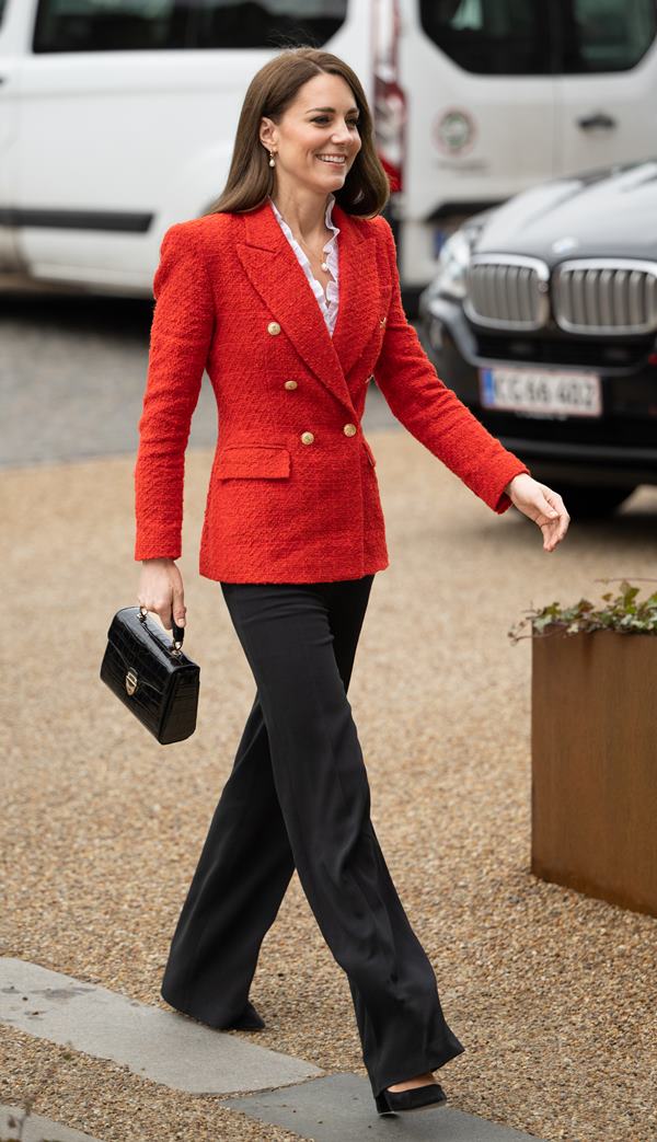 Mulher com blazer vermelho andando na rua - Metrópoles