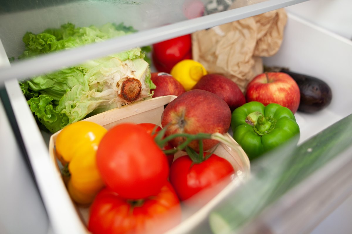 Foto colorida de frutas, verduras e legumes dentro da geladeira - Metrópoles