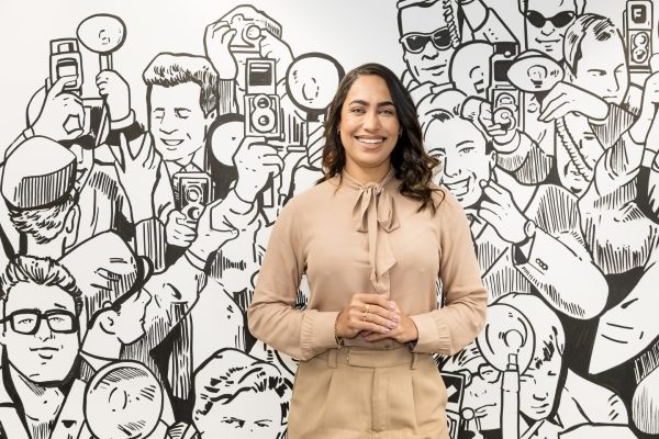 foto colorida de uma mulher - Metrópoles