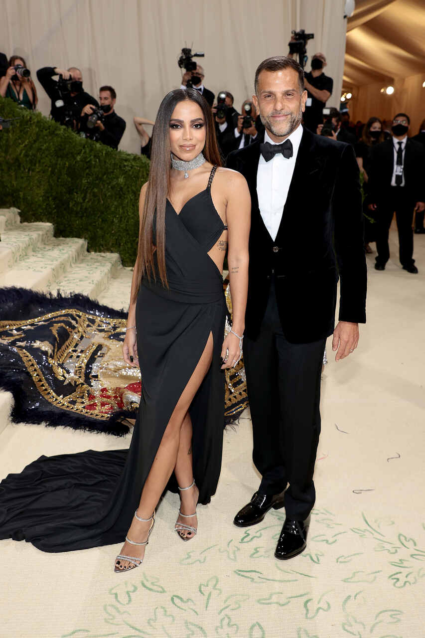 Na imagem com cor, a cantora Anitta com o designer Alexandre Birman no Met Gala 2021 - Metrópoles