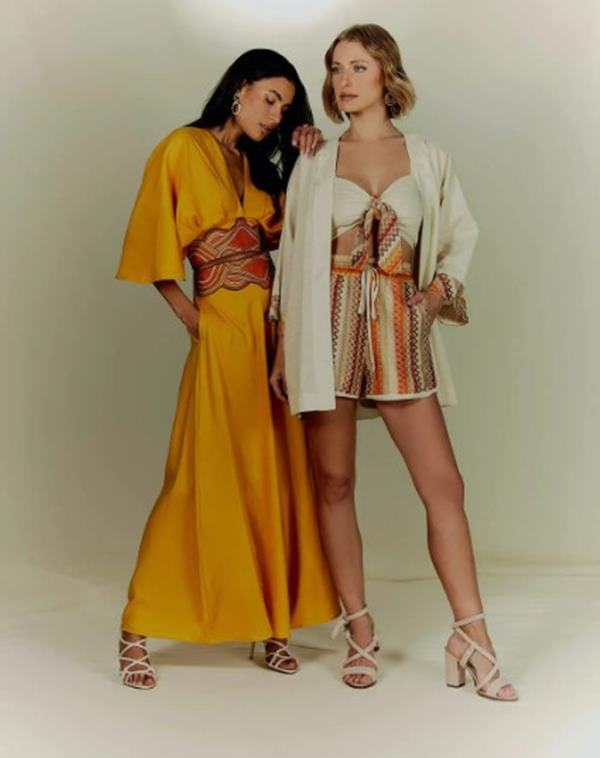 Duas modelos posando para foto em editorial de moda - Metrópoles