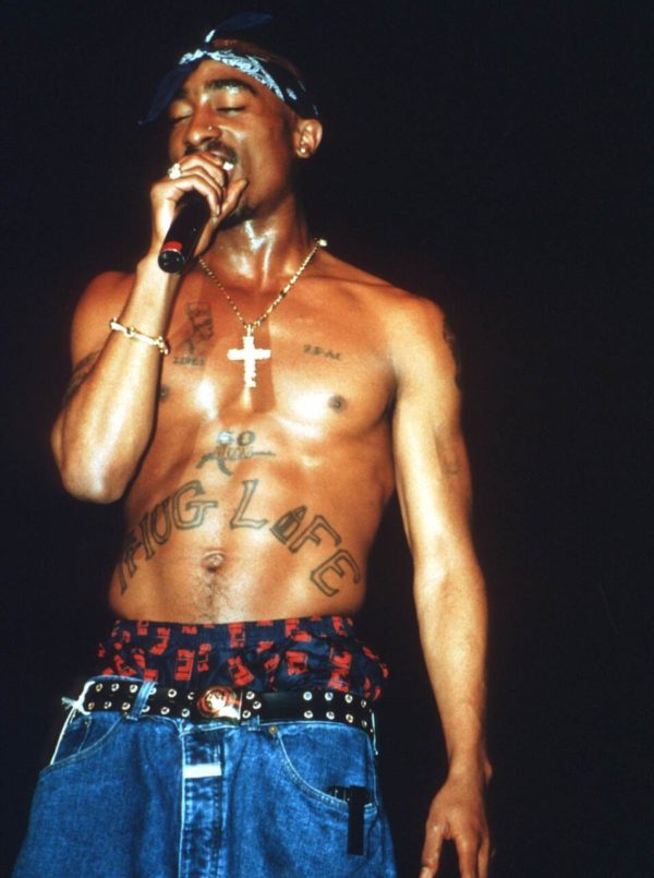 Na imagem com cor, Tupac cantando - Metrópoles