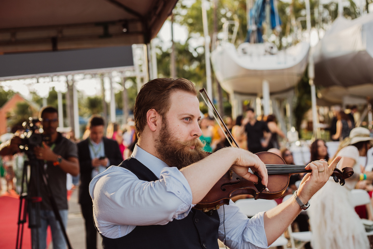 Violinista se apresenta no local