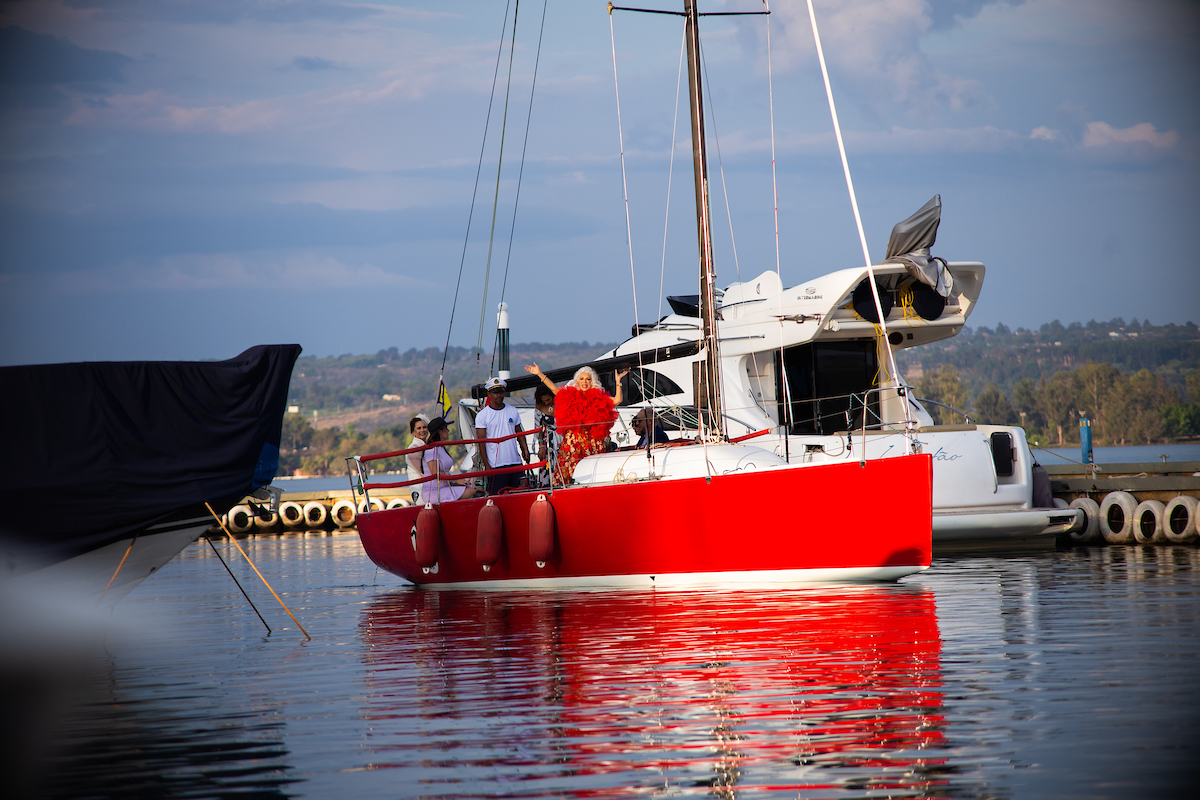 Cosete Ramos chega em barco no evento