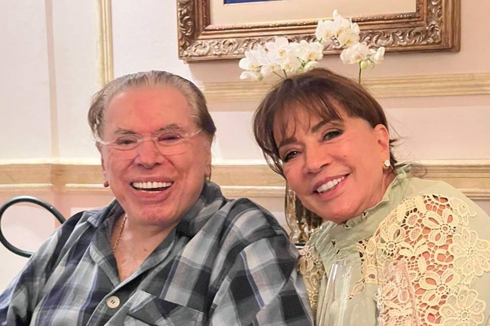 Foto colorida de Silvio Santos com a esposa Iris Abravanel