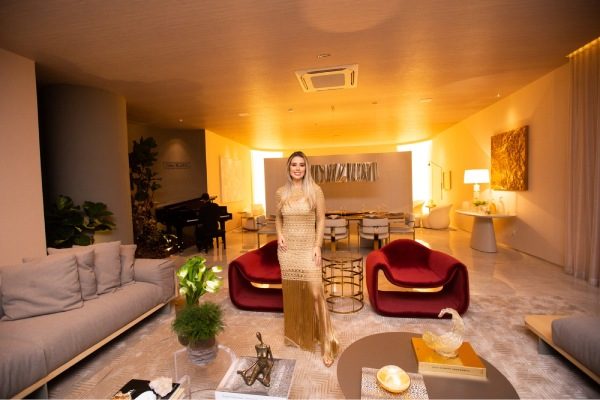 foto colorida de uma mulher em pé no meio de uma sala de estar - Metrópoles