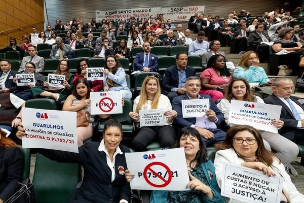 Fotografia colorida do plenário da Alesp com manifestantes segurando faixas - Metrópoles