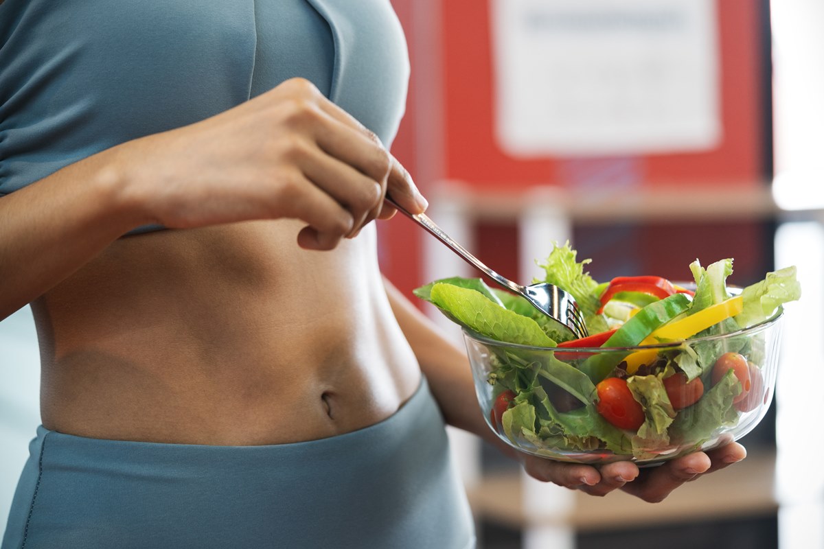 Foto mulher segurando tigela de vidro com verduras e legumes dentro - Metrópoles