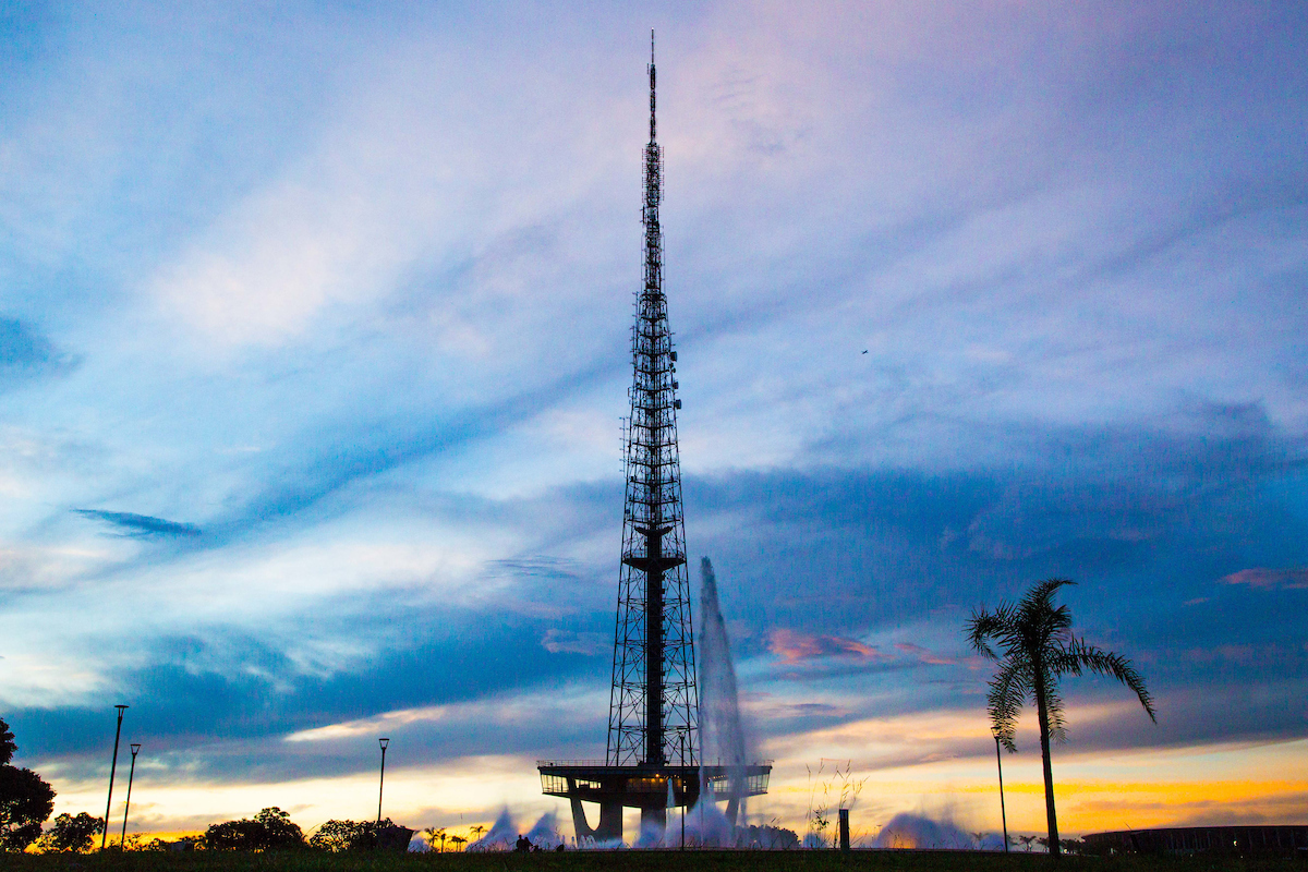 Foto colorida. Fim de Tarde Local: torre de TV - Metrópoles