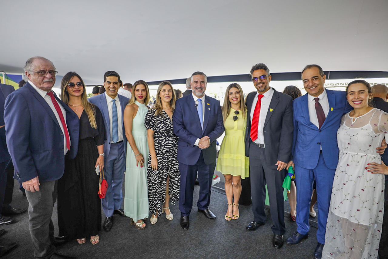 imagem de diversas pessoas lado a lado no desfile de 7 de setembro, inclusive o ministro Paulo Pimenta