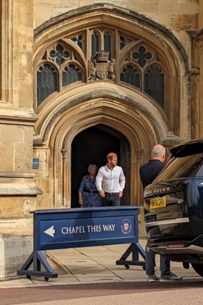 Foto colorida de homem saindo de igreja, com carro o esperando na entrada. Atrás dele, há uma mulher idosa - Metrópoles