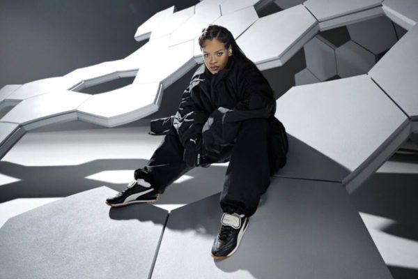 Na imagem com cor, a cantora Rihanna usando o novo tênis da collab Fenty x Puma - Metrópoles