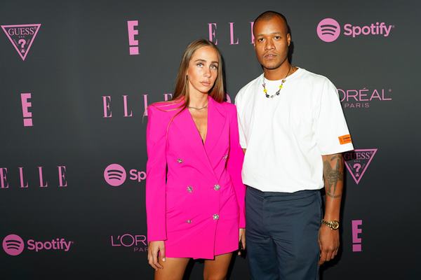 Casal posando para foto em evento - Metrópoles