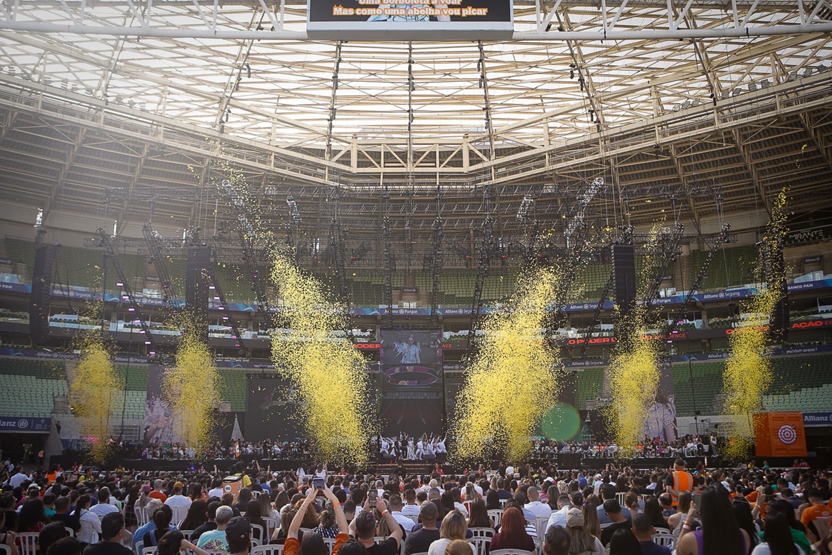 Foto colorida. Imagem mostra o Allianz Parque cheio de pessoas e show de pirotecnia - Metrópoles