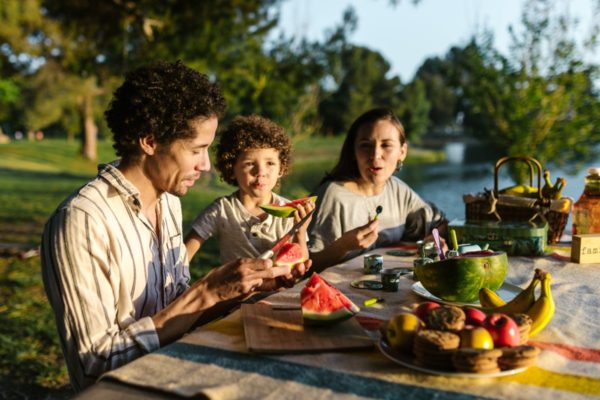 pessoas comendo frutas