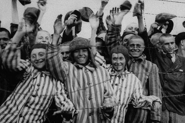 Na imagem com cor, Judeus celebram a libertação de Auschwitz, depois de terem escapado da morte no campo de horror - Metrópoles