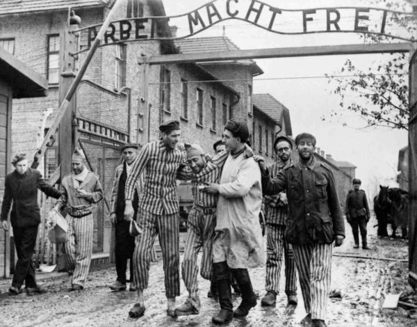 Na imagem com cor, Judeus celebram a libertação de Auschwitz, depois de terem escapado da morte no campo de horror - Metrópoles