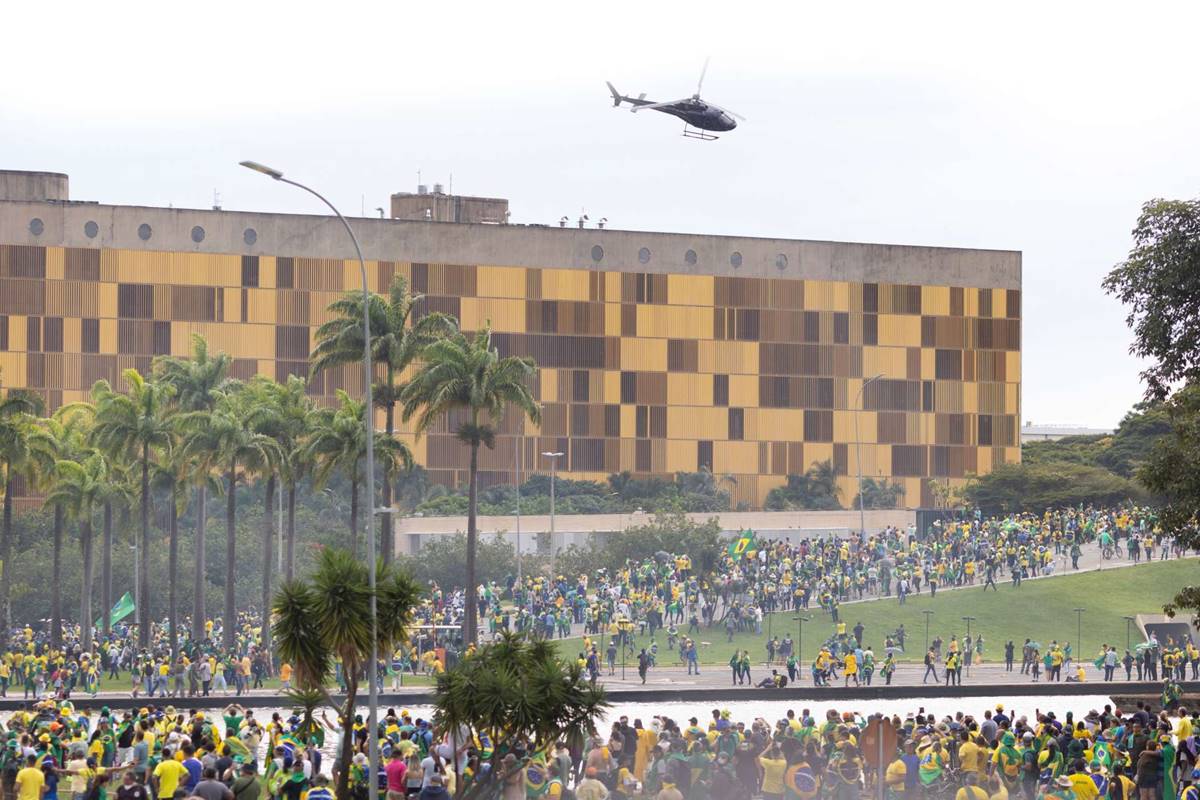 imagem de pessoas invadindo o congresso nacional anexo 4 no 8 de janeiro